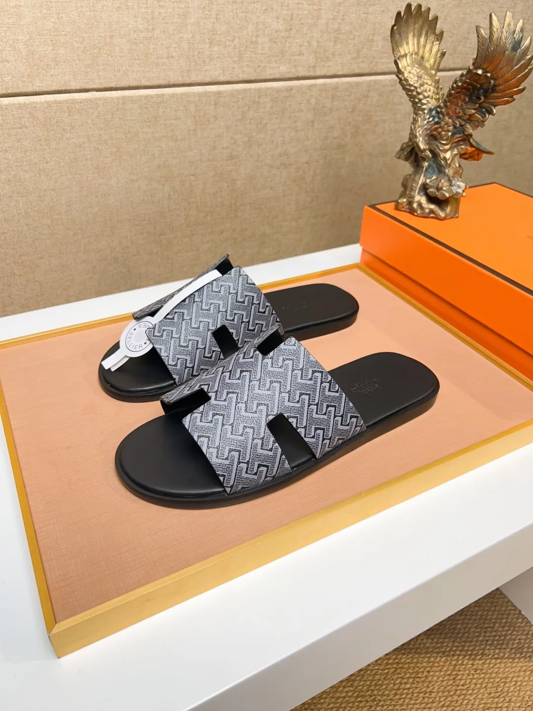 Men's clothing and shoes 💰280 💅💅💅 new arrival. Hermes Hermes official website latest counter synchronized new oran color leather H slippers, the original Paris version flew back to the original model and opened the mold to make it perfectly🍌The highest quality Sincerity, you can enter and leave the counter at will [Deyi] The upper is made of original customized  colored palm prints, crocodile print, ostrich print, colored cow leather, colored cow suede, 🤔 horse hair, 🥳 colored diamonds, 🥰 3D printing, and other genuine leather slippers, imported cow pattern foot pad lining, Italian  latest original genuine leather combination outsole Code number: 38-48 (customized at 46.47.48) Can be made into picture combination sole with genuine leather pattern and ordinary molded outsole
